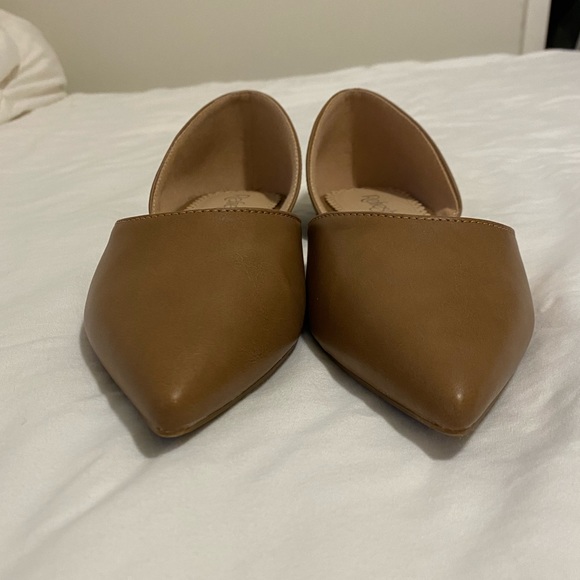 Refresh Tan Pointed Toe Flats Size 7.5 - Picture 3 of 10